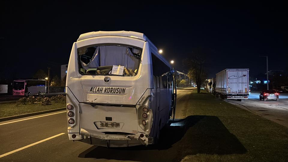 Üç servis midibüsü çarpıştı: 11 yaralı