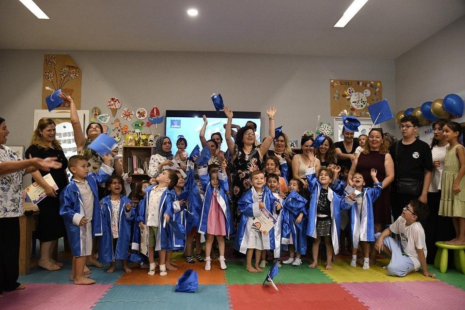 Kuşadası Anne Baba Çocuk Merkezi'ndeki minikler mezun oldu