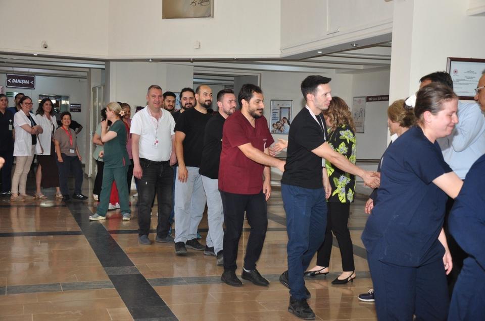 Aydın Devlet Hastanesi’nde bayram coşkusu: Sağlık çalışanları bayramlaştı