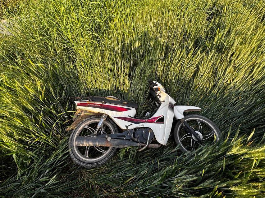 Direksiyon hakimiyetini kaybeden motosiklet sürücüsü tarlaya uçtu