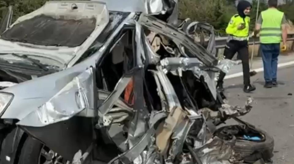 TEM'DE OTOBÜS İLE OTOMOBİL ÇARPIŞTI: 3 YARALI