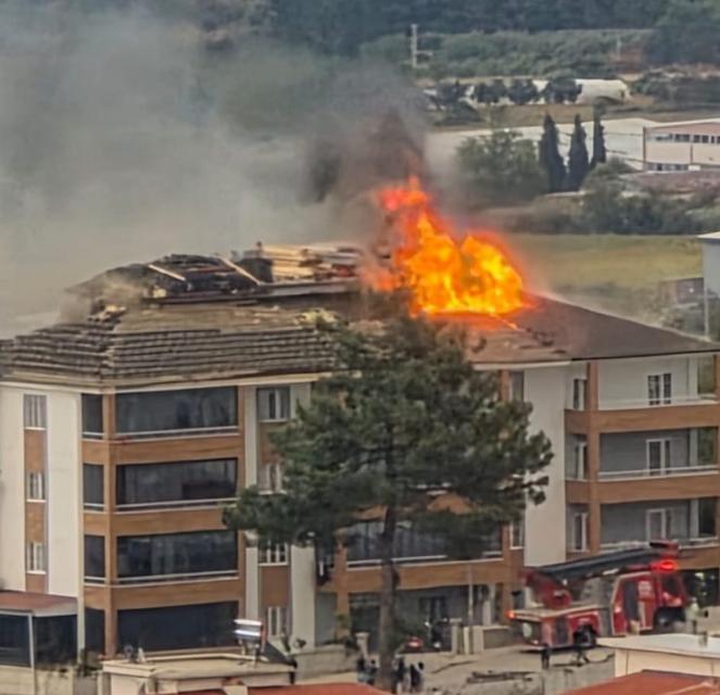 Apartmanın çatısı alevlere teslim oldu