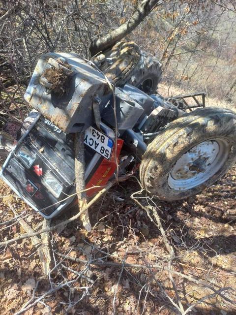 Traktör devrildi, 2 kardeşten 1'i öldü