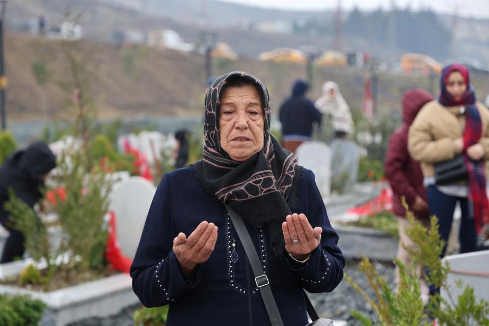 DEPREMDE GELİNİ VE 3 TORUNUNU KAYBEDEN ATRAK KALEŞ: "1 YILLIK BİNA 3 SANİYEDE ÇÖKER Mİ?"