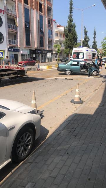 TOFAŞ OTOMOBİL AĞACA ÇARPTI: 1'İ ÇOCUK 3 YARALI AĞACA ÇARPAN ARAÇ HURDAYA DÖNDÜ