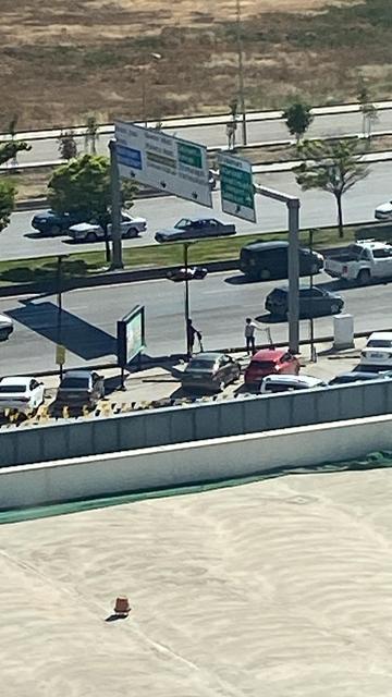Yolun karşısına geçmek isteyen yayaya araba çarptı