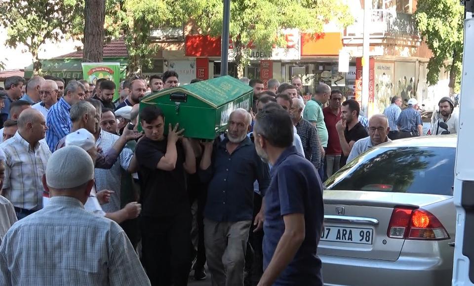 Güvenlik görevlisine otomobil çarptı, kurtarılamadı