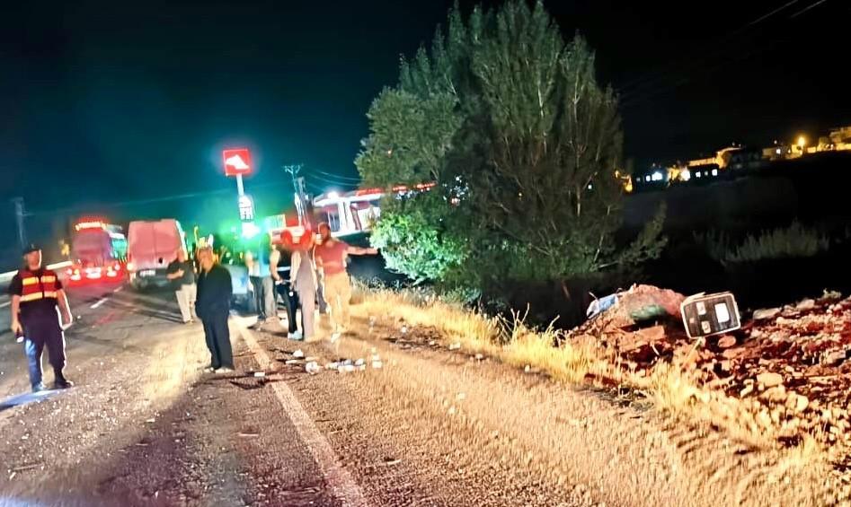 Otomobilin çarptığı traktörün sürücüsü yaralandı