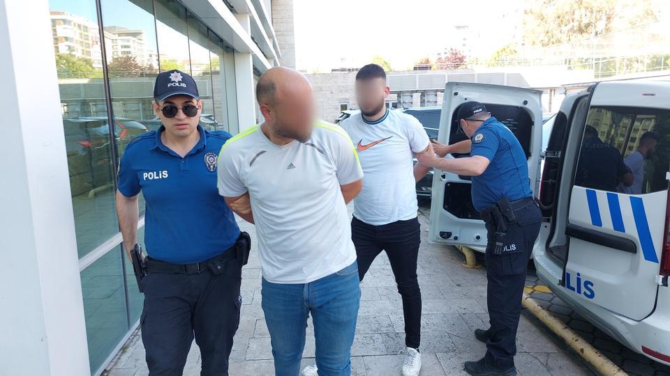 PARK HALİNDEKİ ARACA BENZİN DÖKÜP YAKTILAR