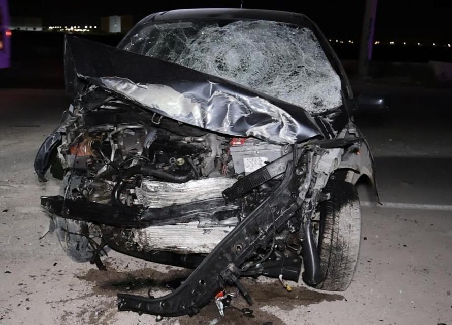 Kontrolden çıkan otomobil duvara çarpıp yola savruldu