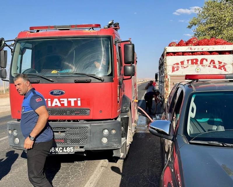 Seyir halindeki kamyonet alev aldı