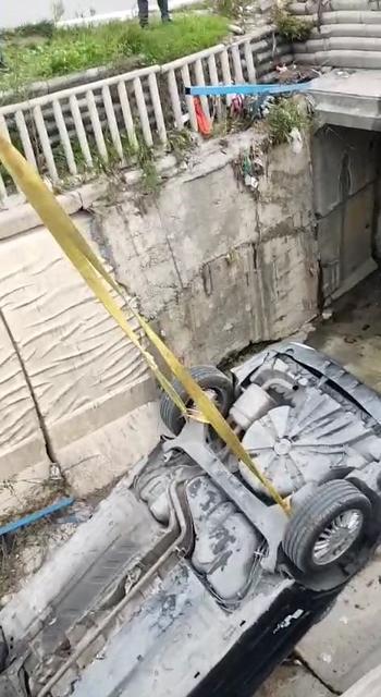 Sürücüsünün kontrolünü kaybettiği otomobil su kanalına uçtu