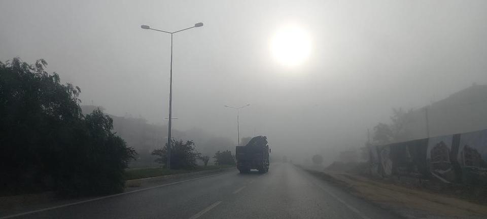 Aydın'da yoğun sis sürücülere zor anlar yaşattı