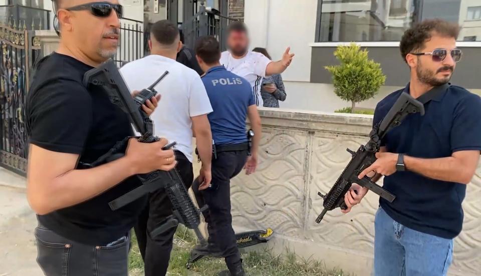 AKSARAY'DA KAZA YERİ SAVAŞ ALANINA DÖNDÜ: 2'Sİ SİLAHLA 8 KİŞİ YARALANDI ÖZEL TİM UZUN NAMLULU SİLAHLARLA KAVGAYA MÜDAHALE ETTİ