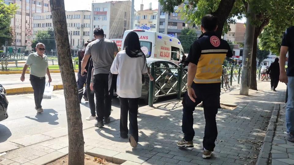TRAMVAY DURAĞINDAKİ BIÇAKLI KAVGADA KENDİNİ SAVUNAN ŞÜPHELİ: "BEN ABLAMIN NAMUSUNU ÇÖPTE Mİ BULDUM" ABLASININ TACİZ EDİLDİĞİNİ ÖNE SÜREN ŞÜPHELİ, ÖNCE KAÇTI SONRA POLİSE TESLİM OLDU TRAMVAY DURAĞINDA YAŞANAN OLAY ÇEVREDEKİ VATANDAŞLARI TEDİRGİN ETTİ
