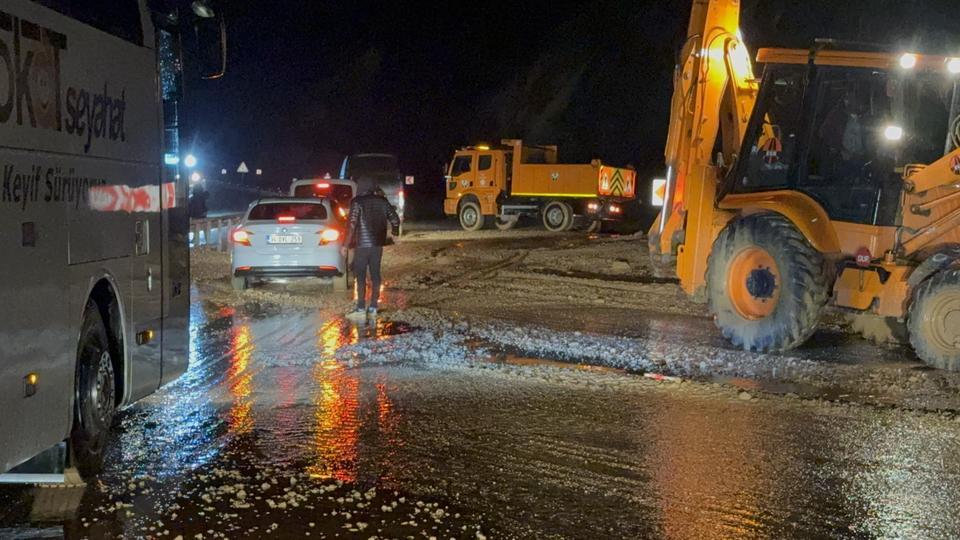 Kara yolu yaşanan taşkın nedeniyle trafiğe kapandı