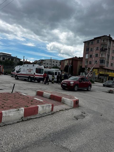 Okul servisi ile otomobil çarpıştı: 7 yaralı