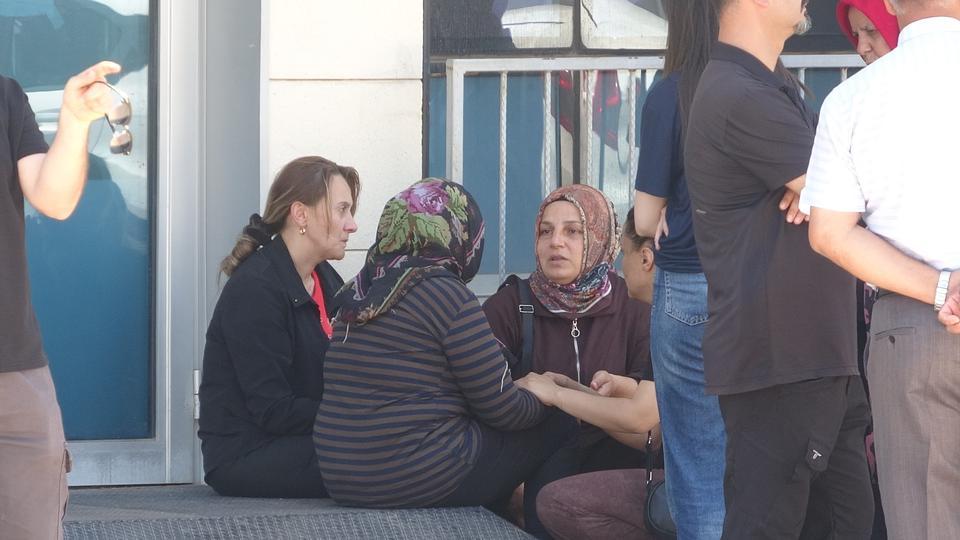 EVİNDE ÖLÜ OLARAK BULUNAN 7 AYLIK HAMİLE HEMŞİRE İÇİN GÖZYAŞLARI SEL OLDU GÖREV YAPTIĞI HASTANEDE DÜZENLENEN TÖRENLE SON YOLCULUĞUNA UĞURLANDI
