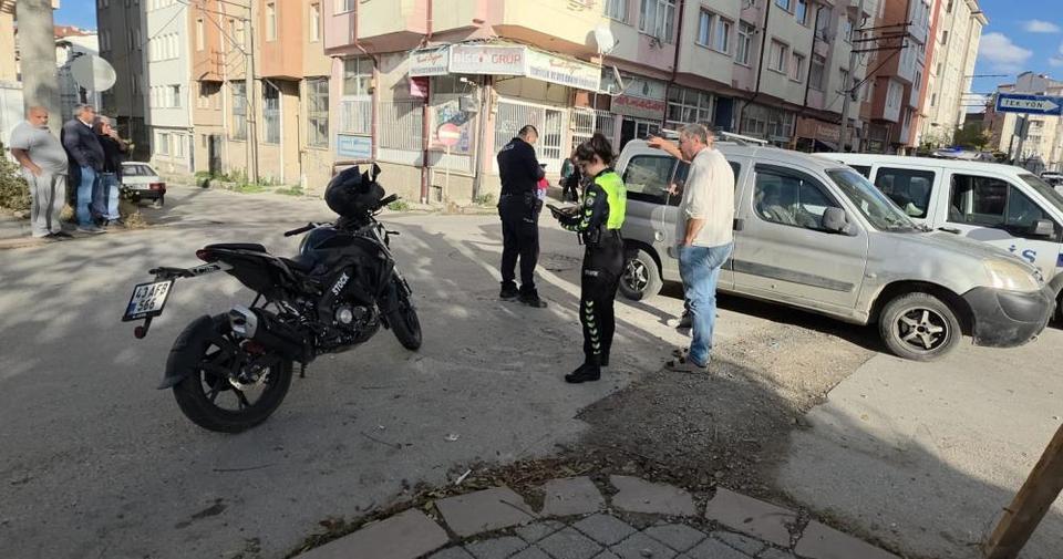 Hafif ticari araç ile motosiklet çarpıştı: 1 yaralı