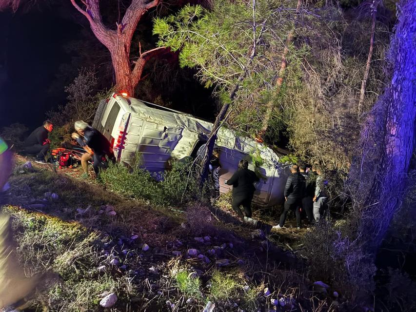 Dağcıları taşıyan minibüs şarampole devrildi: 15 yaralı