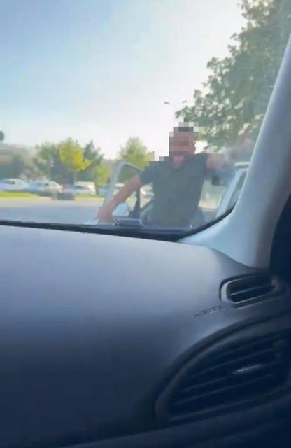 Trafikte tartıştığı kadınların otomobilini yumrukladı