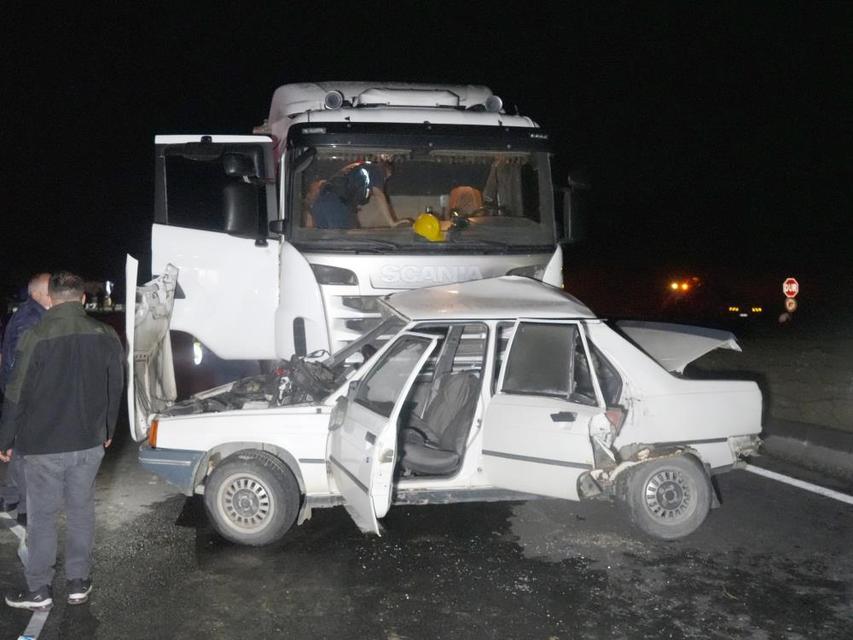 Tır ile otomobil çarpıştı: Kazada sürücü ile eşi hayatını kaybetti