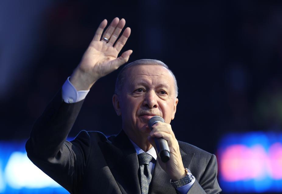 CUMHURBAŞKANI ERDOĞAN, AK PARTİ 8'İNCİ OLAĞAN BÜYÜK KONGRESİ'NDE KONUŞTU CUMHURBAŞKANI ERDOĞAN: "İMTİYAZLARINI KAYBETMEK İSTEMEYENLER ESKİ VESAYETÇİ SÖYLEMLERLE SİYASETE VE HÜKÜMETE AYAR VERMEYE ÇALIŞIYOR" CUMHURBAŞKANI RECEP TAYYİP ERDOĞAN: "ESKİ KÖTÜ ALIŞKANLIKLARINIZDA ISRAR EDERSENİZ, BİZ DE SİZE BUNA GÖRE MUAMELE EDERİZ" "MİLLETİMİZ DE DESTEK VERDİKÇE ÇOK DAHA FAZLASINI YAPACAĞIZ" "ULUSLARARASI YATIRIMLARDA DA TARİHİ BİR ATILIM GERÇEKLEŞTİRDİK" "MERKEZ BANKAMIZIN REZERVLERİ 173 MİLYAR DOLARI AŞARAK CUMHURİYET TARİHİMİZİN EN YÜKSEK SEVİYESİNE ULAŞTI" "EN BÜYÜK KORKUMUZ, KENDİ STATÜKOMUZA TESLİM OLMAKTIR" "REKABETÇİ ÜRETİM YAPISINI TESİS EDECEĞİZ" "HAYAT PAHALILIĞININ BAŞLICA SEBEPLERİNDEN BİRİ OLAN KİRA VE KONUT FİYATLARINI DENGEYE GETİRECEĞİZ" "ERİŞİLEBİLİR VE KALİTELİ SAĞLIK HİZMETLERİNİ DAHA DA GELİŞTİRECEĞİZ"