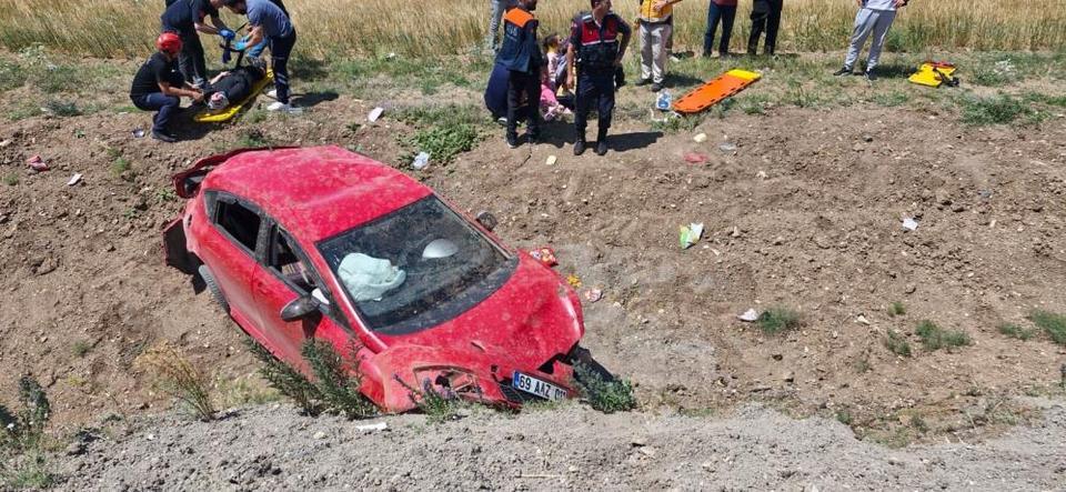 Otomobil takla attı, 8 kişi yaralandı