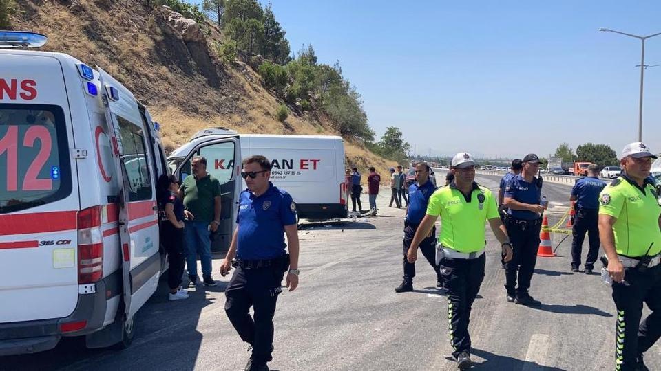 Tek şeritli yolda feci kaza: 1 ölü, 6 yaralı