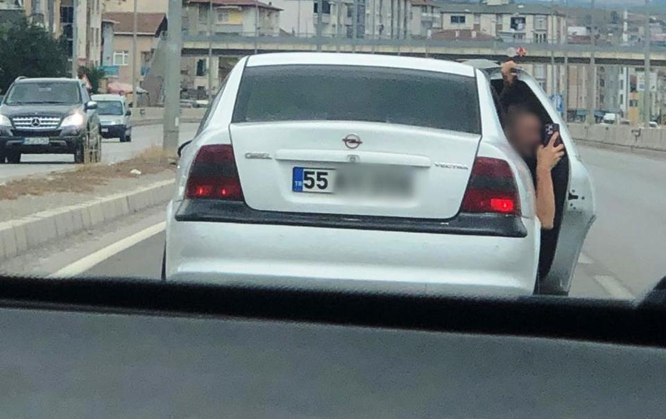 Trafikte tehlikeli yarış: Kapıyı açıp video çektiler