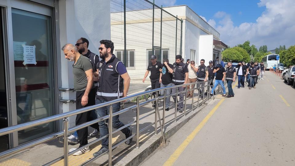 50 MİLYON LİRALIK SAHTE ALTIN OPERASYONUNA 10 TUTUKLAMA ADANA MERKEZLİ 4 İLDE "AYAR-3" İSMİ VERİLEN SAHTE ALTIN OPERASYONUNDA GÖZALTINA ALINAN 13 ŞÜPHELİDEN 10'U TUTUKLANDI