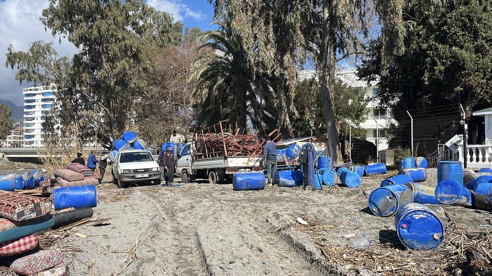 TAŞAN ÇAYDAKİ İŞLETME YIKILDI, SULARA KAPILMAK ÜZERE OLAN BİR KÖPEK SON ANDA KURTARILDI EVLERİN ZEMİN KATLARI SULAR ALTIN KALDI, SAHİL EŞYALAR İLE DOLDU SU TAŞKINI DRONE İLE HAVADAN GÖRÜNTÜLENDİ