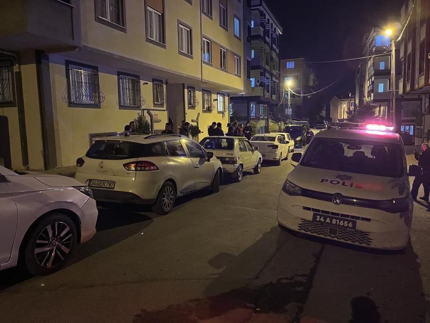 Evinin önünde silahlı saldırıya uğrayan adam ağır yaralandı