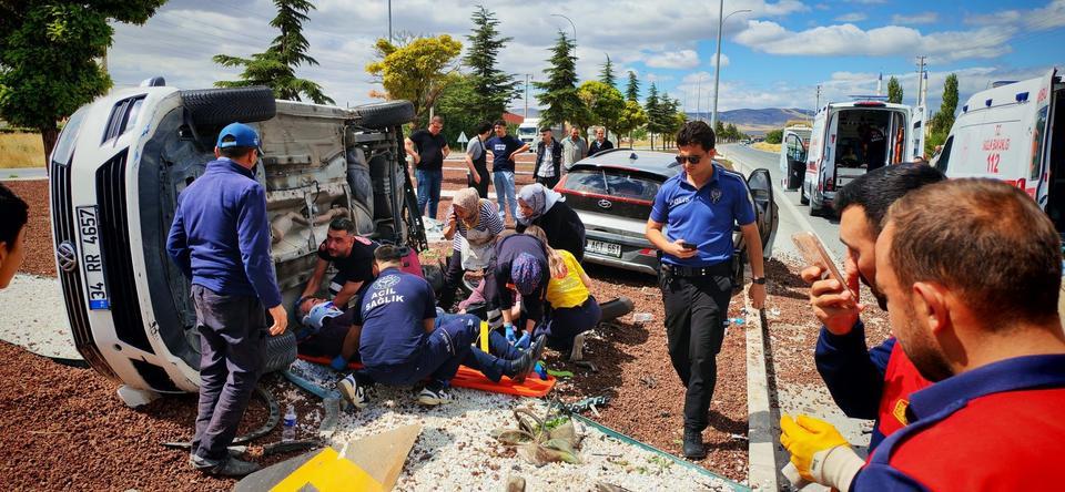 OTOMOBİLLERİN ÇARPIŞTIĞI KAZADA 7 KİŞİ YARALANDI