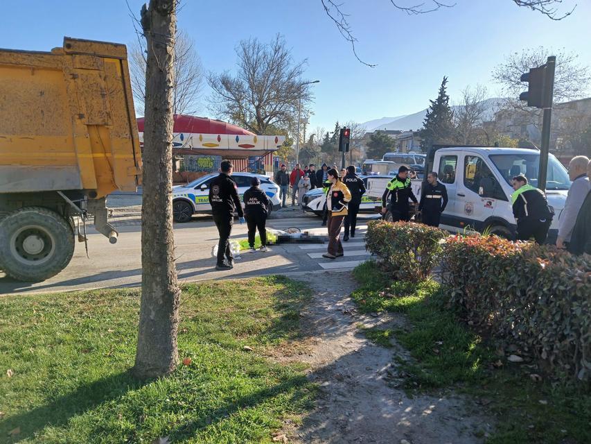 Bisiklet sürücüsü kamyonun altında kalarak hayatını kaybetti