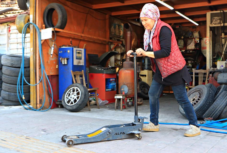 Elinde krikoyu gören şoförler şaşırıyor