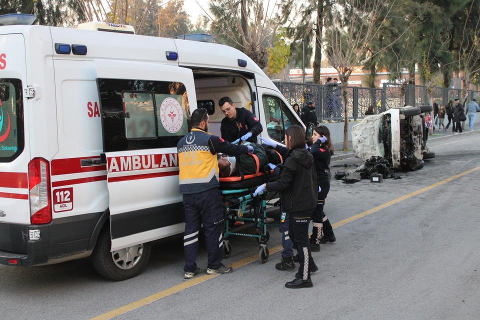 REFÜJE ÇARPIP TAKLA ATTI: 4 YARALI