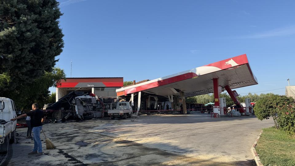 Kömür yüklü tır benzinliğe daldı. 2 çocuk babası hayatını kaybetti