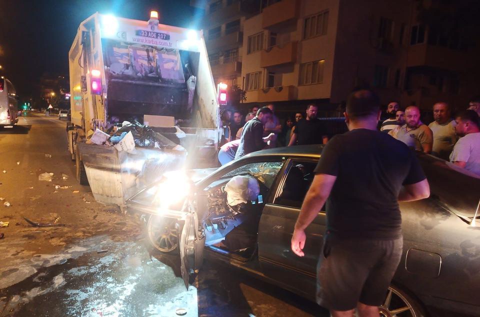 Alkollü sürücü çöp aracına çarptı:1 temizlik personeli öldü 4'ü yaralandı