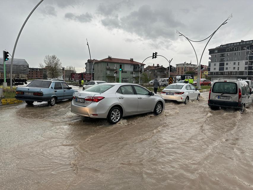 Uşak'ta sağanak yağış yolları göle çevirdi