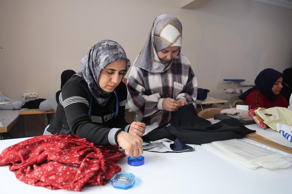 ELAZIĞ'DA KADINLAR HAYALLERİNİN PEŞİNDE TER DÖKÜYOR