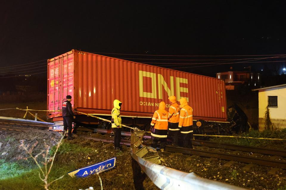 Aydın'da kaza sonrası tren seferleri durduruldu:1 ölü