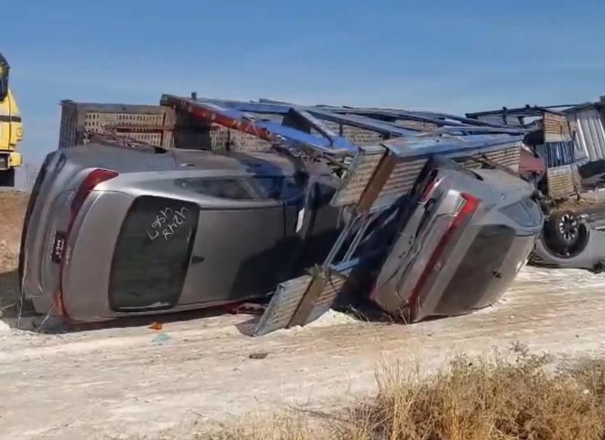 Devrilen tırda bulunan milyonluk araçlar hasar gördü