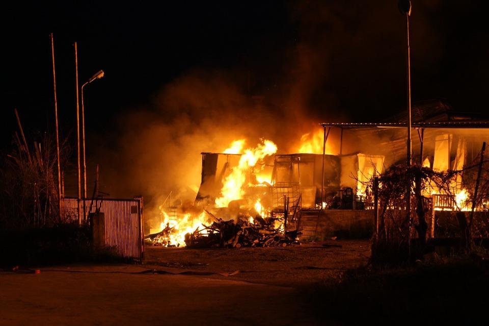 Depoda yangın: Alevler göğe yükseldi
