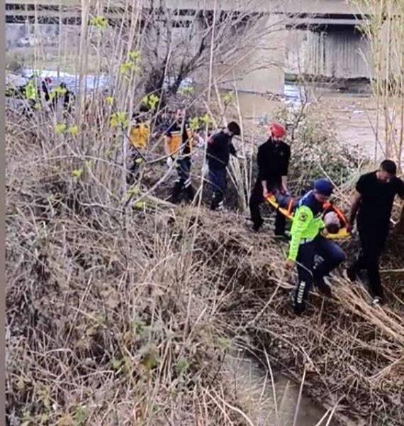Kontrolden çıkan tır çaya düştü, sürücü hayatını kaybetti