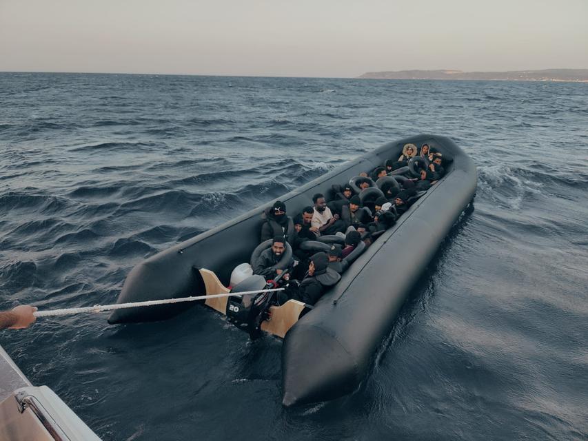 Denizde mahsur kalan göçmenleri Sahil Güvenlik kurtardı