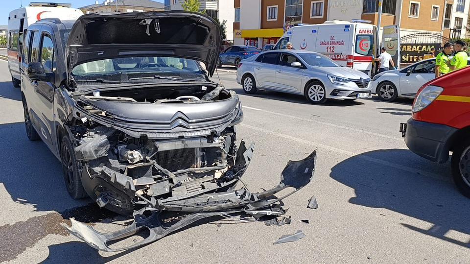 Hafif ticari araçla otomobil çarpıştı: 4 yaralı