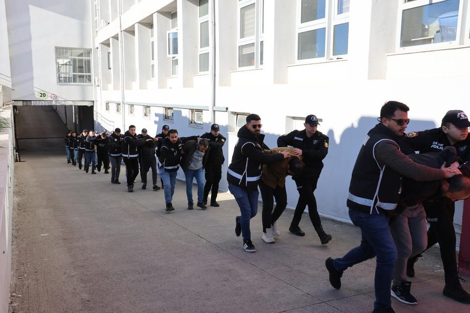 ADANA'DA ATM'DEN VE PARA SAYMA MAKİNESİNDEN GEÇEN SAHTE PARA ÜRETEN ŞEBEKE ÇÖKERTİLDİ ATM'LERE 45 BİN 800 DOLAR YATIRDIĞI ÖNE SÜRÜLEN 15 ŞÜPHELİDEN 4'Ü TUTUKLANDI 79 BİN 256 SAHTE DOLAR ELE GEÇİRİLDİ