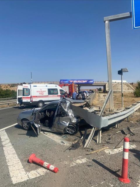 Bariyerlere çarpan otomobil hurdaya döndü: 5 yaralı