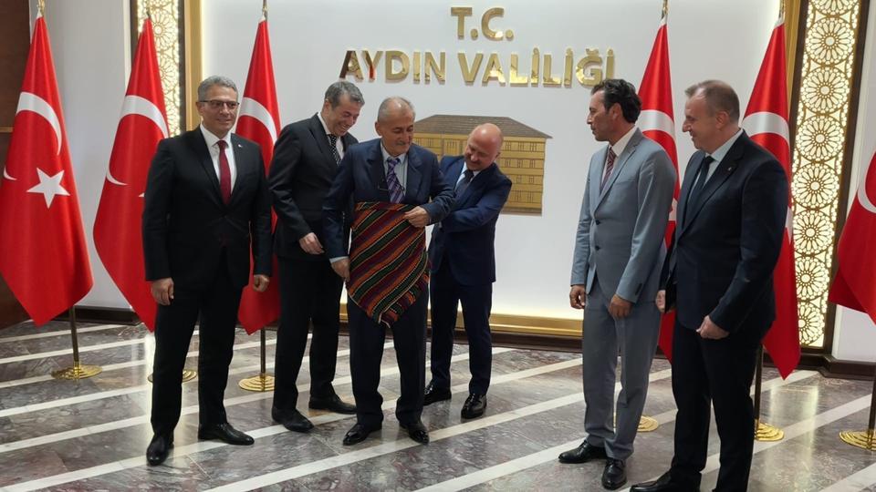 İLİN AHİSİ'NE ÖDÜLÜNÜ AYDIN VALİSİ VAROL VERDİ